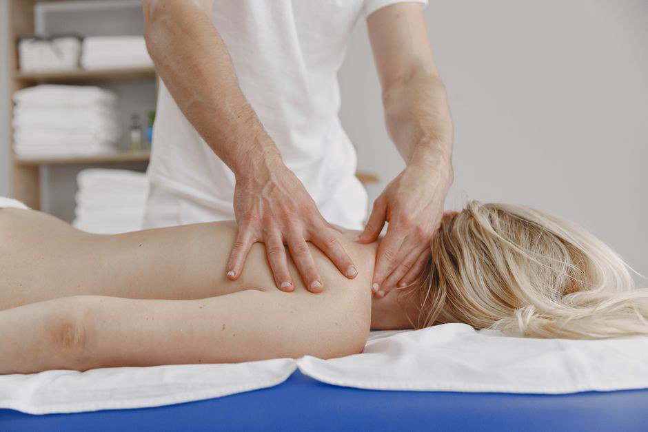 Vì Sao Dân Văn Phòng Dễ Bị Đau Mỏi Cổ Vai Gáy