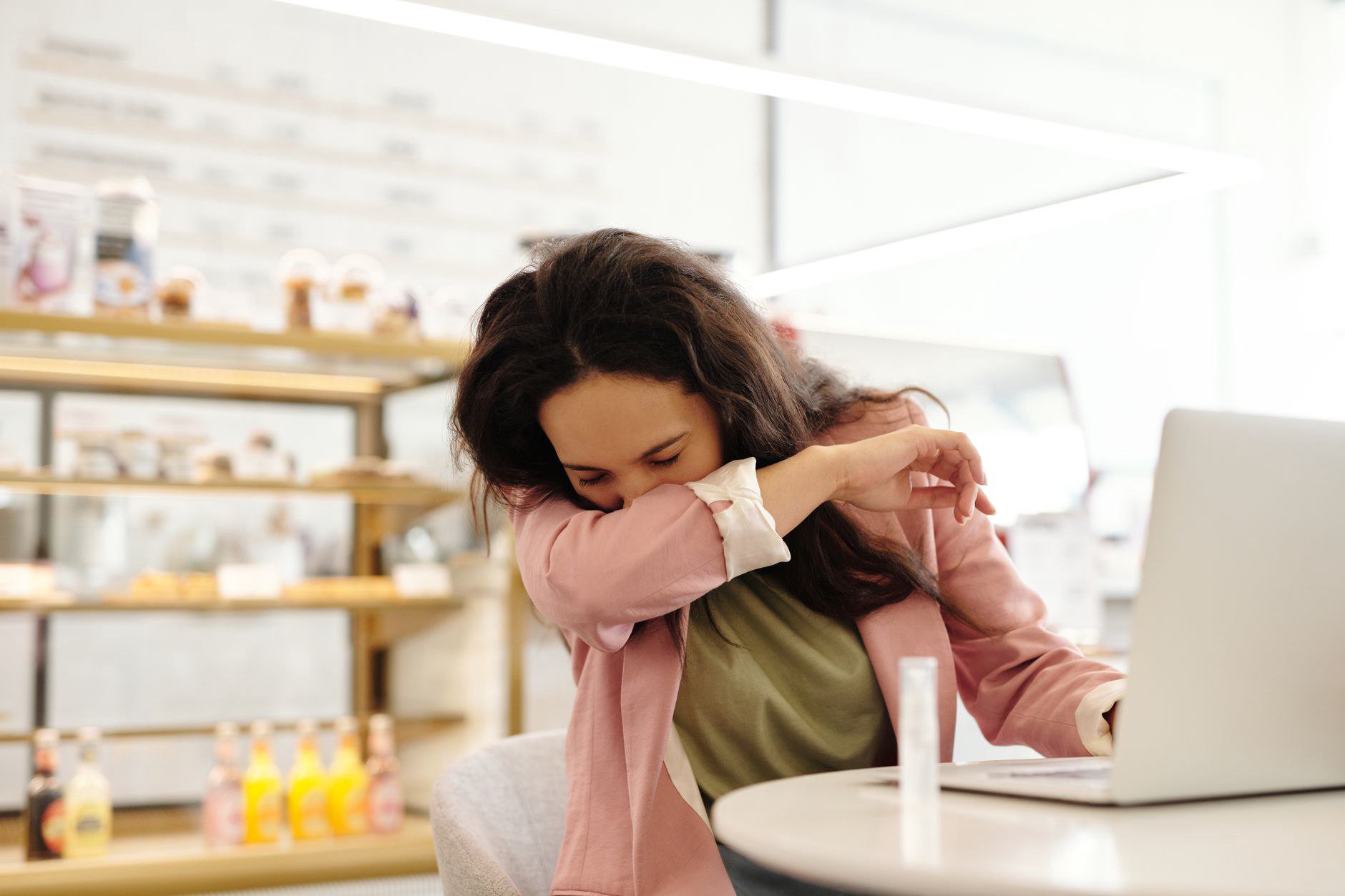 Vì sao nhiều người hắt hơi, ngứa mắt ngay khi vừa tới văn phòng